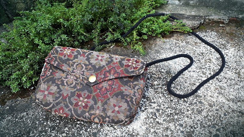 AMIN'S SHINY WORLD Hand made Japanese kimono jacquard flowers Seagull covered with copper buckle shoulder bag - Messenger Bags & Sling Bags - Cotton & Hemp Gold