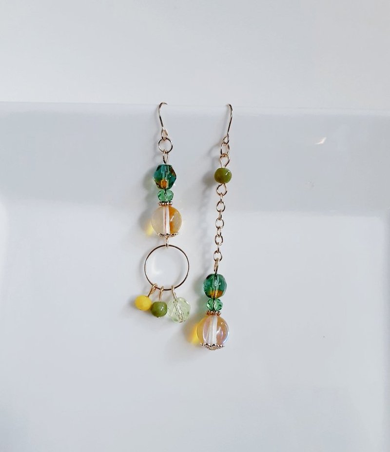 Asymmetrical earrings with round hoops, Luna Flash and glass beads in a refreshing yellow-green color. Summer, birthday gift, glass beads, allergy-friendly, Clip-On can be changed. - ต่างหู - แก้ว สีเหลือง