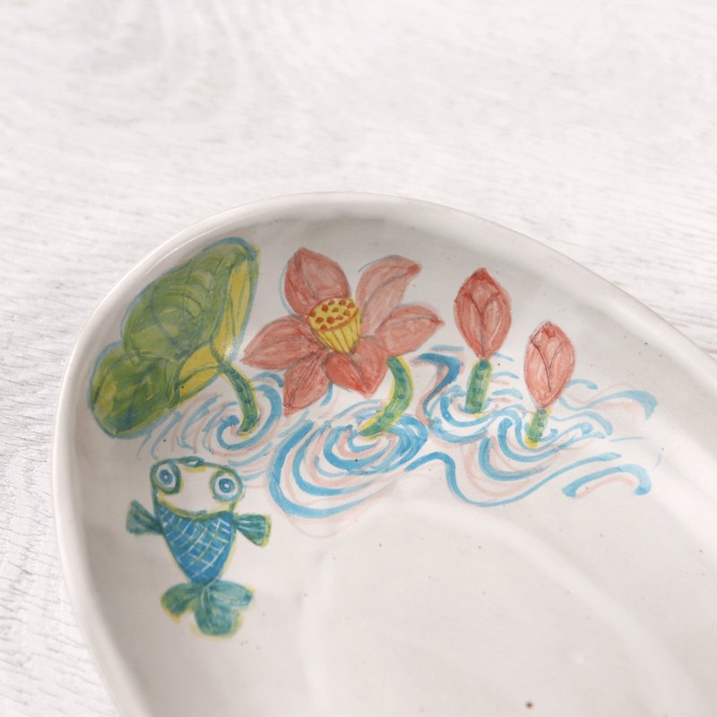 Oval plate of blue goldfish playing with lotus flowers - จานและถาด - ดินเผา สีน้ำเงิน