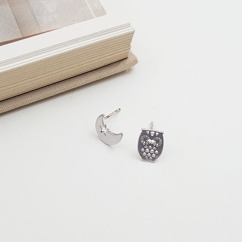 Owl and Moon post earring in silver l minimalist animal jewelry - ต่างหู - โลหะ สีทอง