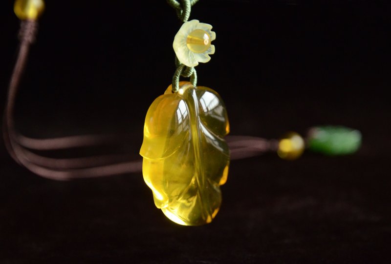 【一花一葉】Amber 天然金珀手工雕刻葉子吊墜項鏈 - 項鍊 - 寶石 金色