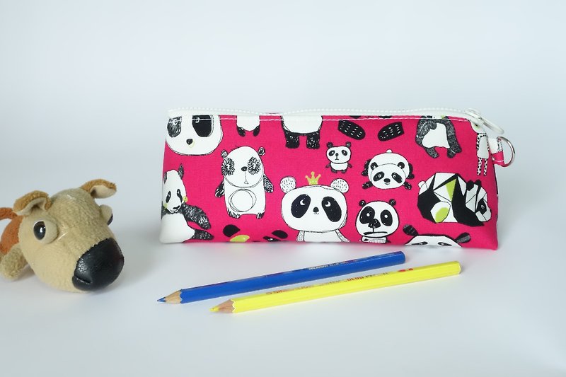玩布手作。可愛熊貓 三角 筆袋 - 筆盒/筆袋 - 棉．麻 紅色