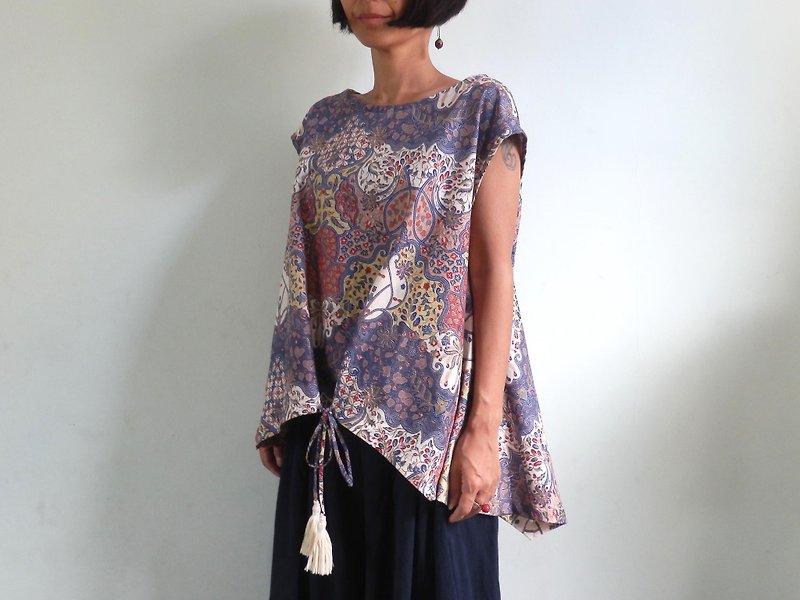 [New color] batik blouse with a classical pattern / navy - Women's Tops - Cotton & Hemp Blue