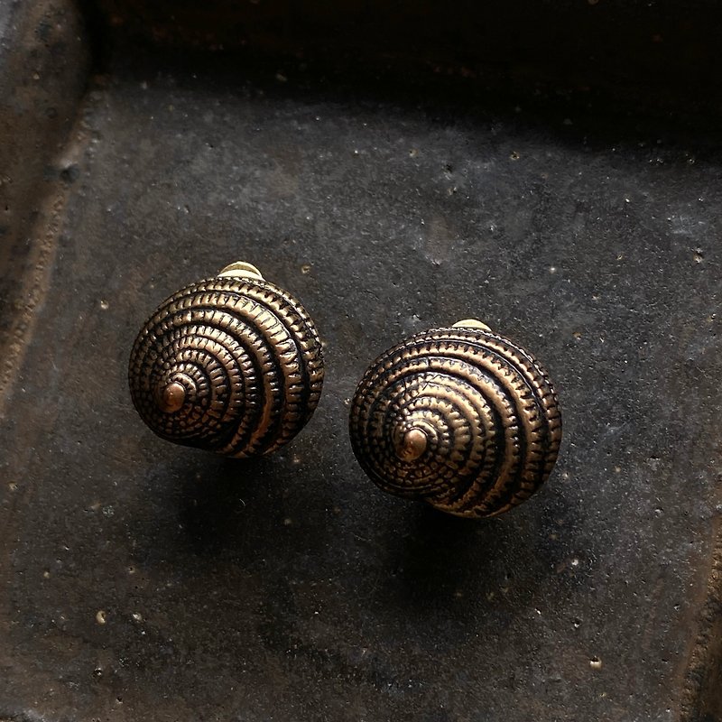 Vintage sea conch clip earrings - ต่างหู - พลาสติก สีทอง