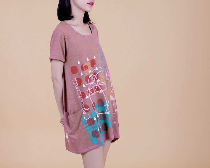 Female long version of the double pocket T - เสื้อยืดผู้หญิง - ผ้าฝ้าย/ผ้าลินิน สึชมพู