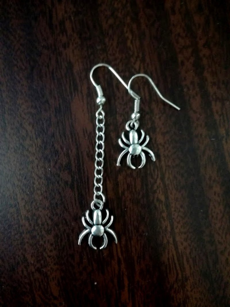 Phantom spider earrings Asymmetrical silver spider earring Emo style Halloween - ต่างหู - โลหะ สีเงิน