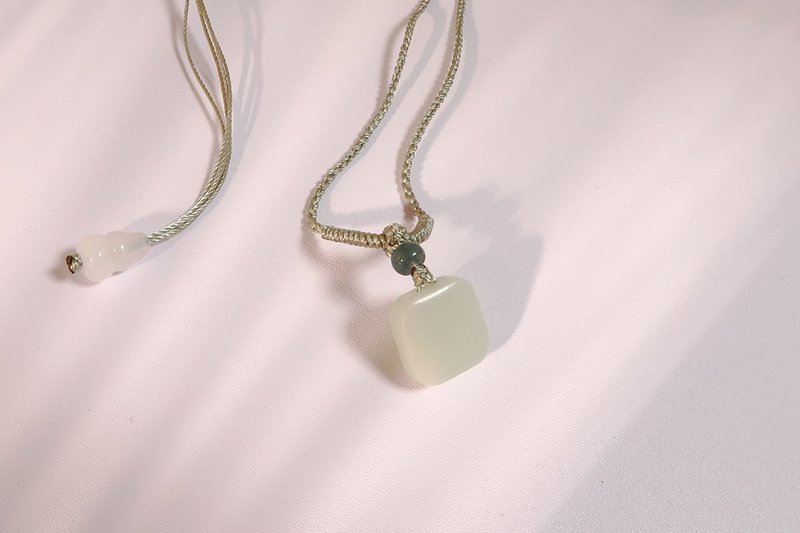 和田玉小方糖無事牌吊墜 鎖骨鏈 和田玉無事牌吊墜含證書 - 項鍊 - 玉石 
