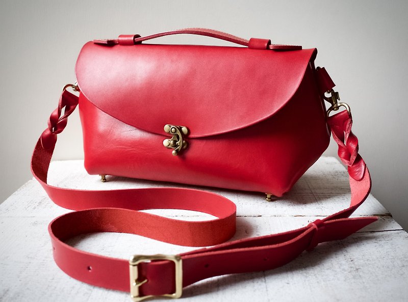 Tochigi leather Nume leather shoulder pouch fave L scarlet - กระเป๋าแมสเซนเจอร์ - หนังแท้ สีแดง