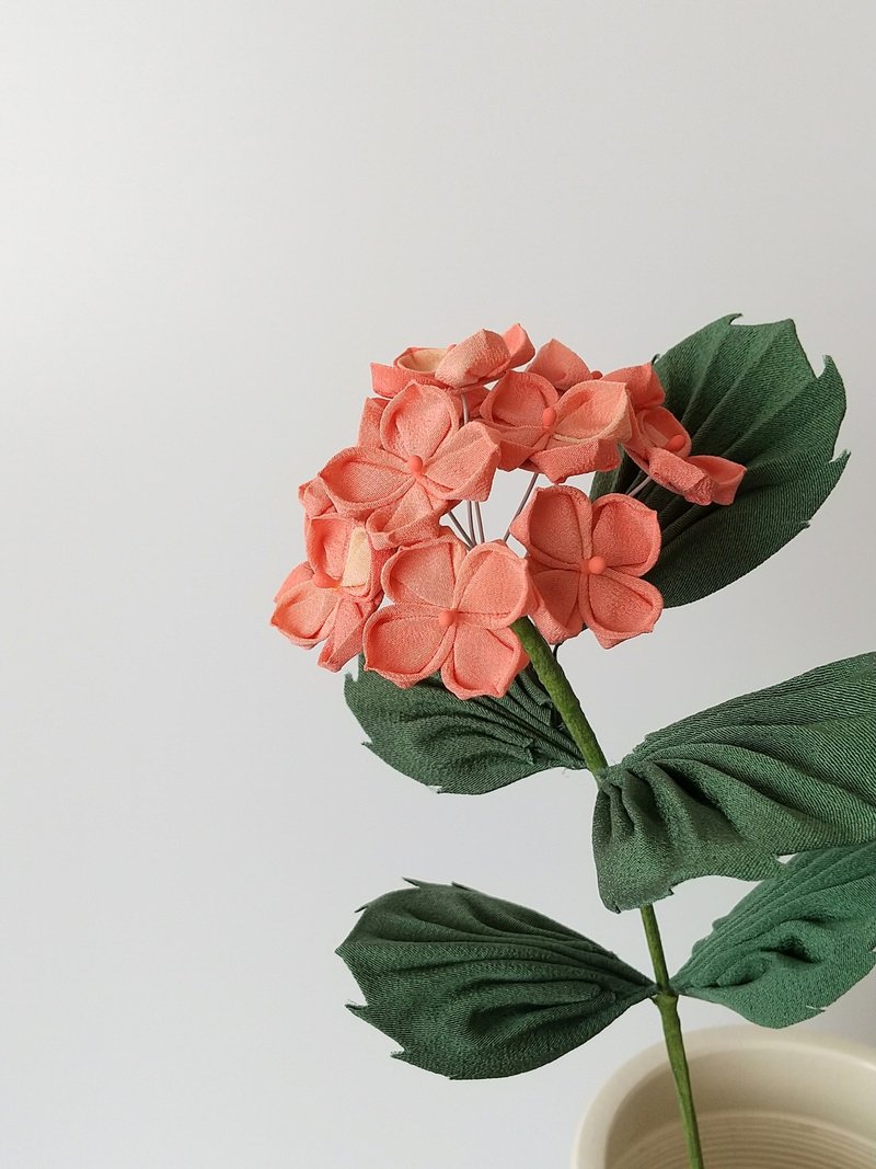 [New color] Hydrangea and peach made from old cloth, Tsumami zaiku, Ichirin series - ของวางตกแต่ง - ผ้าไหม สึชมพู