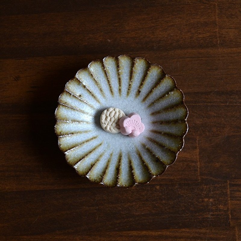Evening twilight solid wooden wheel flower small bowl - Small Plates & Saucers - Pottery 