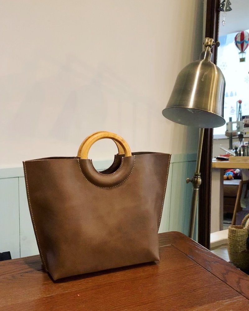 【AROS 】Handmade leather Handbag with Wooden Handle Brown Color - Handbags & Totes - Genuine Leather Brown