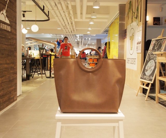 AROS 】Handmade Handbag with Wooden Handle Brown Color - Shop Design - Leatherware & Pearl Handbags & - Pinkoi