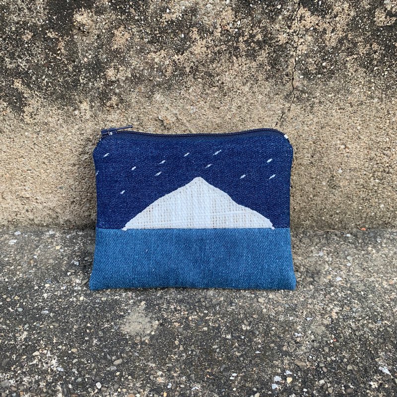 Small zipper bag-sky full of stars and moon and single-sided mountain - กระเป๋าใส่เหรียญ - ผ้าฝ้าย/ผ้าลินิน สีน้ำเงิน