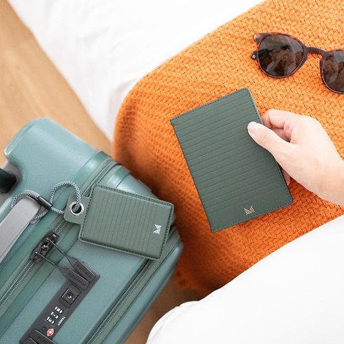 MONOCOZZI 【轉運來】環保時尚旅行系列 | 皮革護照套 + 行李牌 - 橄欖夜