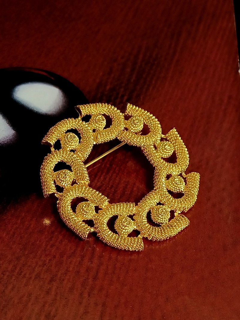 vintage jewelry  金色儽絲圓形騰雲 別針 胸針 - 胸針 - 其他金屬 