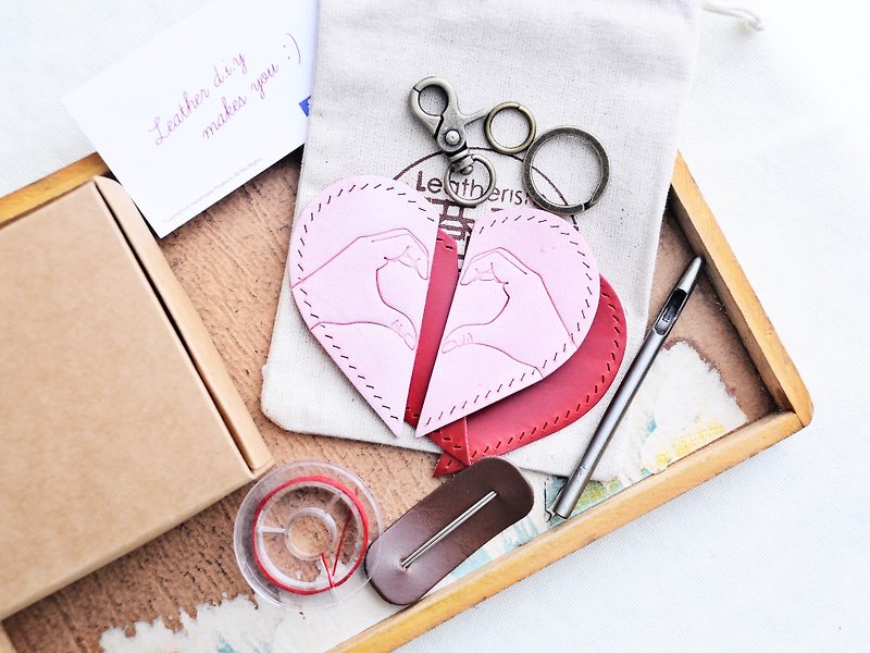 One person half heart-shaped key ring well stitched leather material bag Valentine's Day gift vegetable tanning DIY - เครื่องหนัง - หนังแท้ สีน้ำเงิน