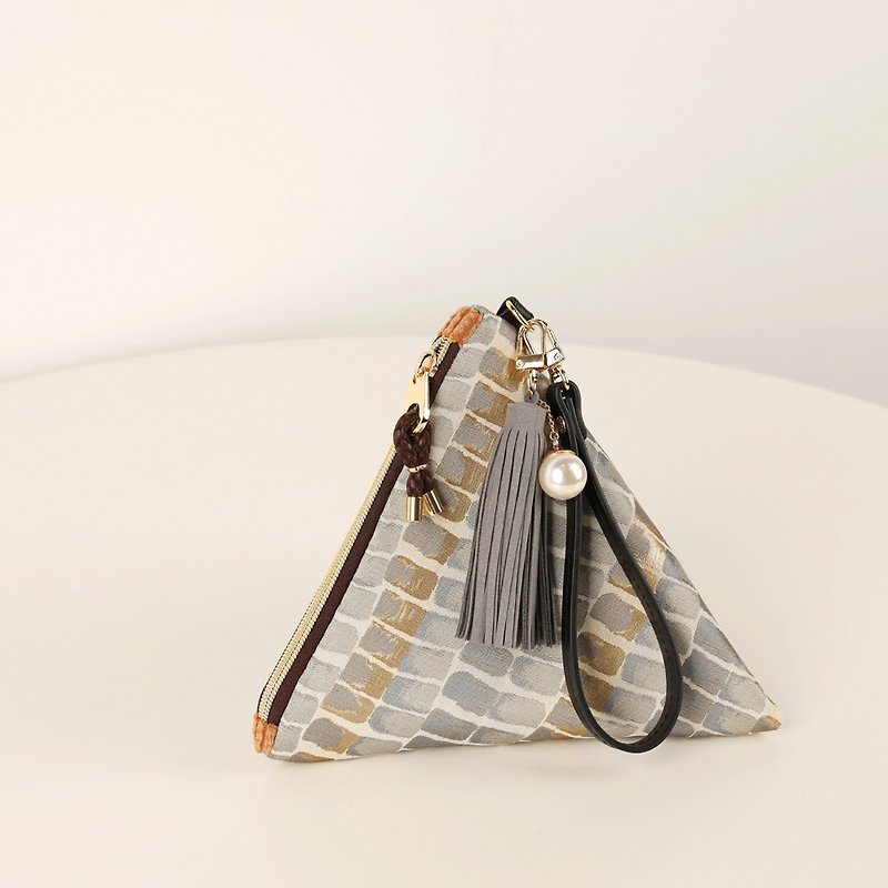 Pharaoh -Silver- triangular clutch pouch bag - 化妝袋/收納袋 - 其他材質 銀色