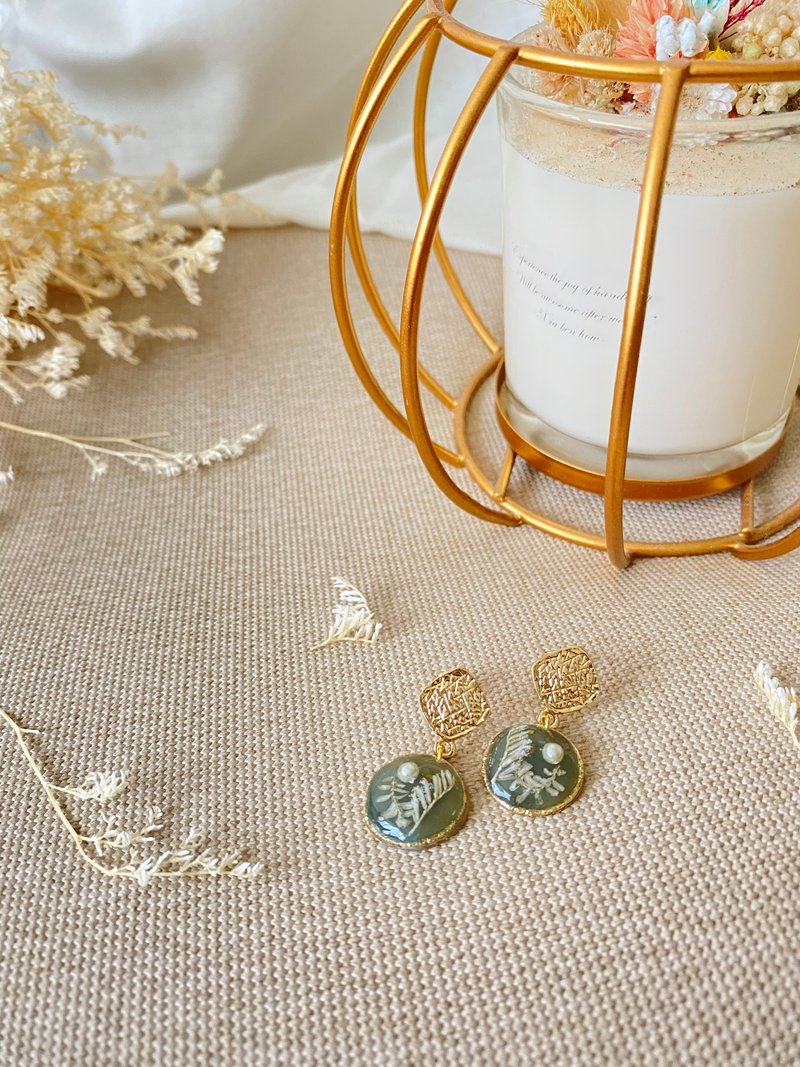 耳環.飾品.滴膠耳環.氣質耳環.花耳環 - 耳環/耳夾/耳骨夾 - 其他金屬 多色