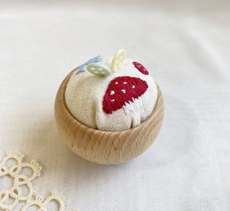 【芳小姐手作】唯美鄉村風手作 蘑菇原木底座 針插刺繡包 針插墊 - 編織/刺繡/羊毛氈/縫紉 - 棉．麻 白色