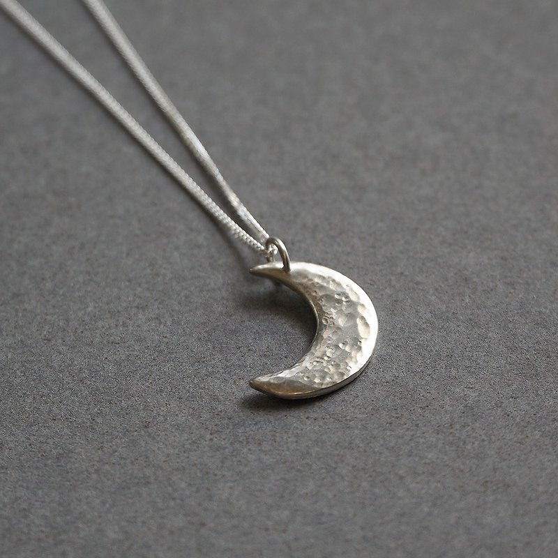 Crescent moon feel sterling silver necklace - สร้อยคอ - เงิน สีเงิน