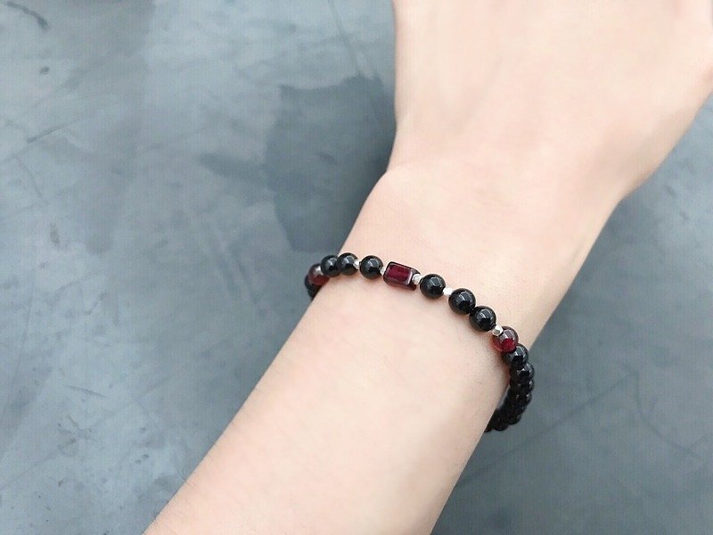 ( Ofelia. ) Natural sterling silver black onyx x red garnet bracelet ( J98.Cersei ) - สร้อยข้อมือ - เครื่องเพชรพลอย สีดำ