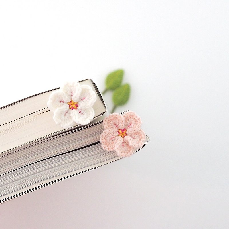 Crocheted Cherry Blossom Flower Bookmark - ที่คั่นหนังสือ - งานปัก สึชมพู
