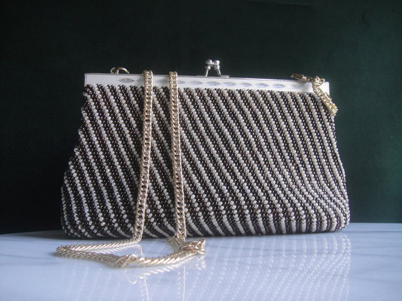 Glorious Era OLD ERA_Early second-hand handmade lady bead bag made in Taiwan - กระเป๋าแมสเซนเจอร์ - วัสดุอื่นๆ 