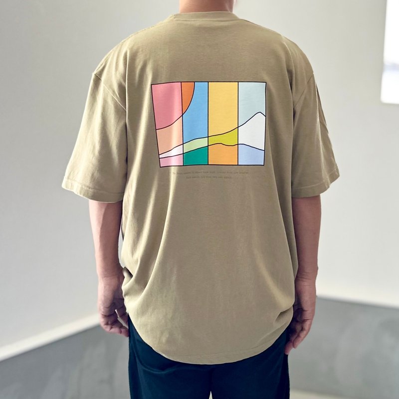2025新作【ユニセックス】four seasonsバックプリント ビッグシルエットTシャツ 5色展開【サンドカーキ】 - 女 T 恤 - 棉．麻 卡其色