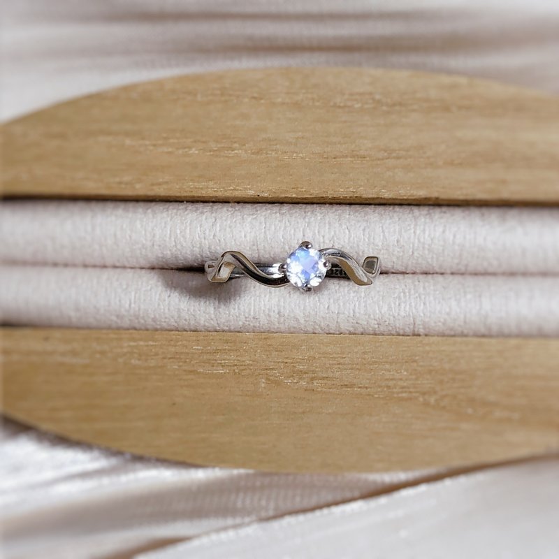 Vitreous blue moonstone s925 sterling silver inlaid ring - แหวนทั่วไป - เครื่องประดับพลอย 