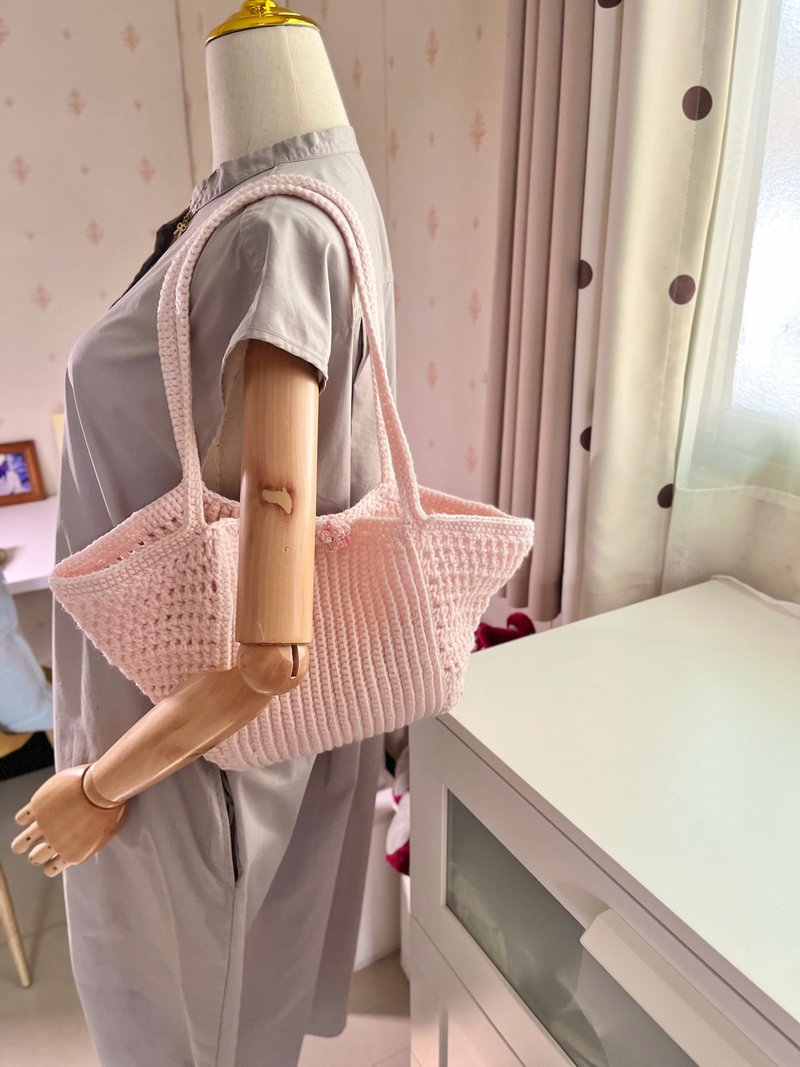 Pink soft asymmetric design woven bag - กระเป๋าแมสเซนเจอร์ - วัสดุอื่นๆ สึชมพู