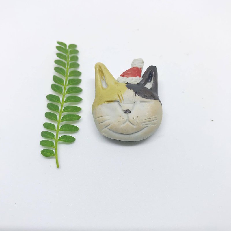 Christmas special! cat with santa claus hat ceramic brooch - ブローチ - 陶器 レッド