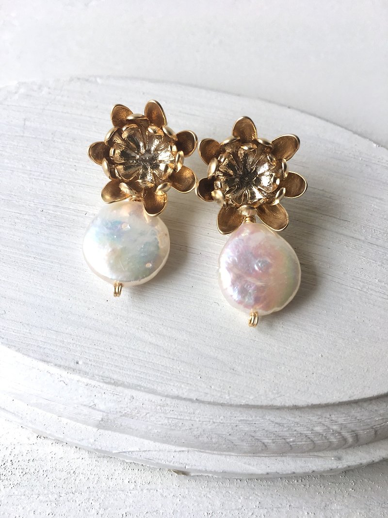 Mum flower and Pearl Stud-earring - Earrings & Clip-ons - Semi-Precious Stones Gold