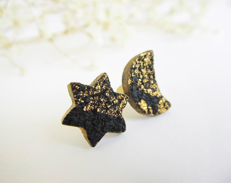 Crescent moon earrings clay Minimalistic black earrings Gold star mini earrings - 耳環/耳夾 - 黏土 黑色