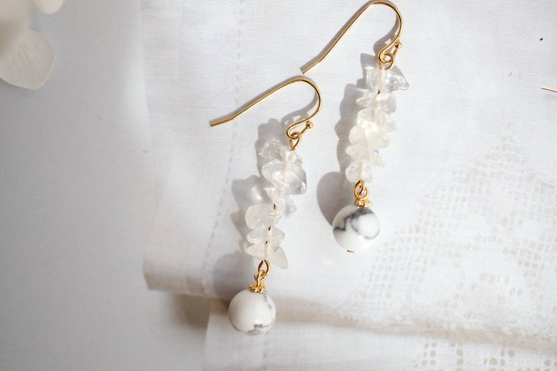 White crystal white turquoise earrings │ birthday gift white natural stone can be changed to clip-on - ต่างหู - เครื่องเพชรพลอย ขาว