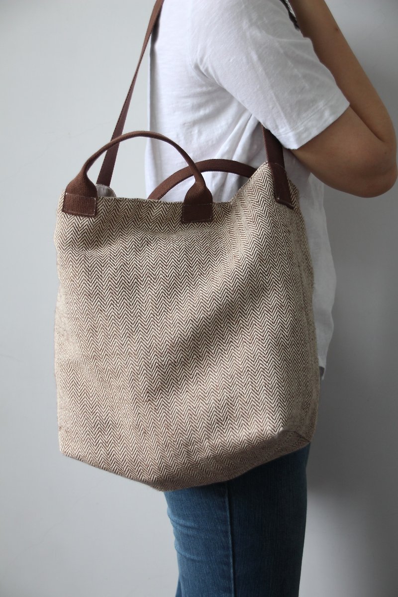 Four Seasons Traveler Qiong Linen/Cotton Blended Shoulder Carrying Dual Purpose Bag - กระเป๋าถือ - ผ้าฝ้าย/ผ้าลินิน สีนำ้ตาล
