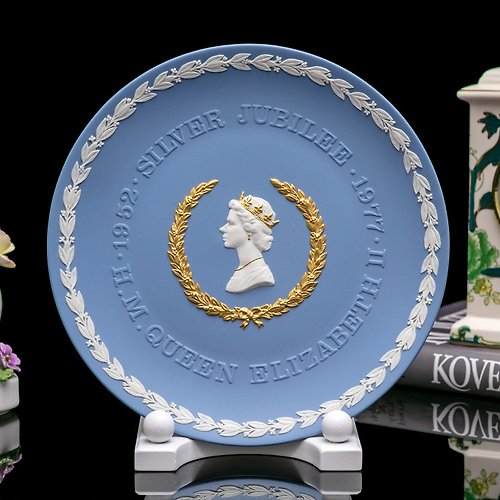 擎上閣裝飾藝術 英國製wedgwood女王即位1977浮雕碧玉紀念藝術鑲金陶瓷盤掛盤