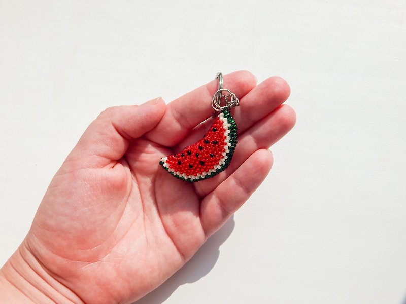 Red beaded key ring. Keychain in the shape of a slice of watermelon. Key holder. - ที่ห้อยกุญแจ - วัสดุอื่นๆ สีแดง