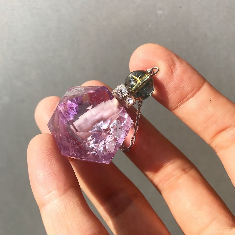 【Lost And Find】Natural rainbow in quartz Amethyst perfume bottle necklace - Necklaces - Gemstone Purple