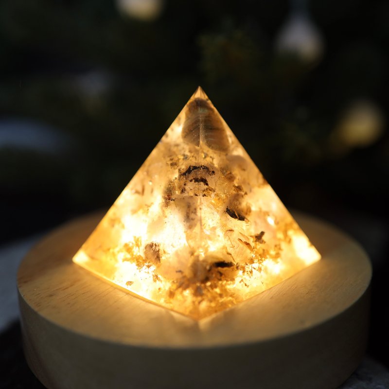 【聖誕禮盒】鈦晶金運御守小夜燈-奧剛金字塔Orgonite水晶療癒 - 擺飾/家飾品 - 水晶 金色