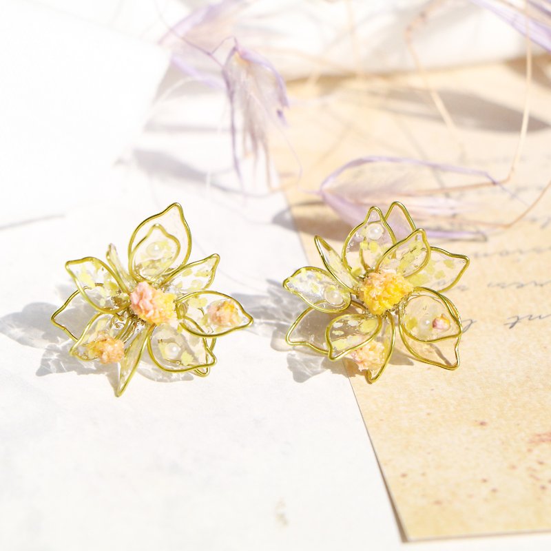 純。花開盛夏 / 樹脂搭配複合式媒材+乾燥花創作 925純銀 - 耳環/耳夾 - 樹脂 黃色