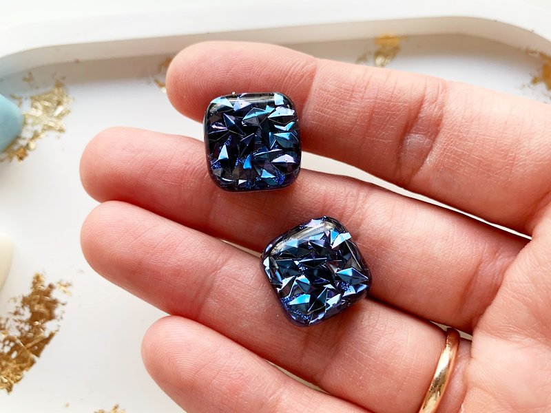 Space sparkly stud earrings. Resin earrings with glitters, Gift for her - ต่างหู - เรซิน สีน้ำเงิน