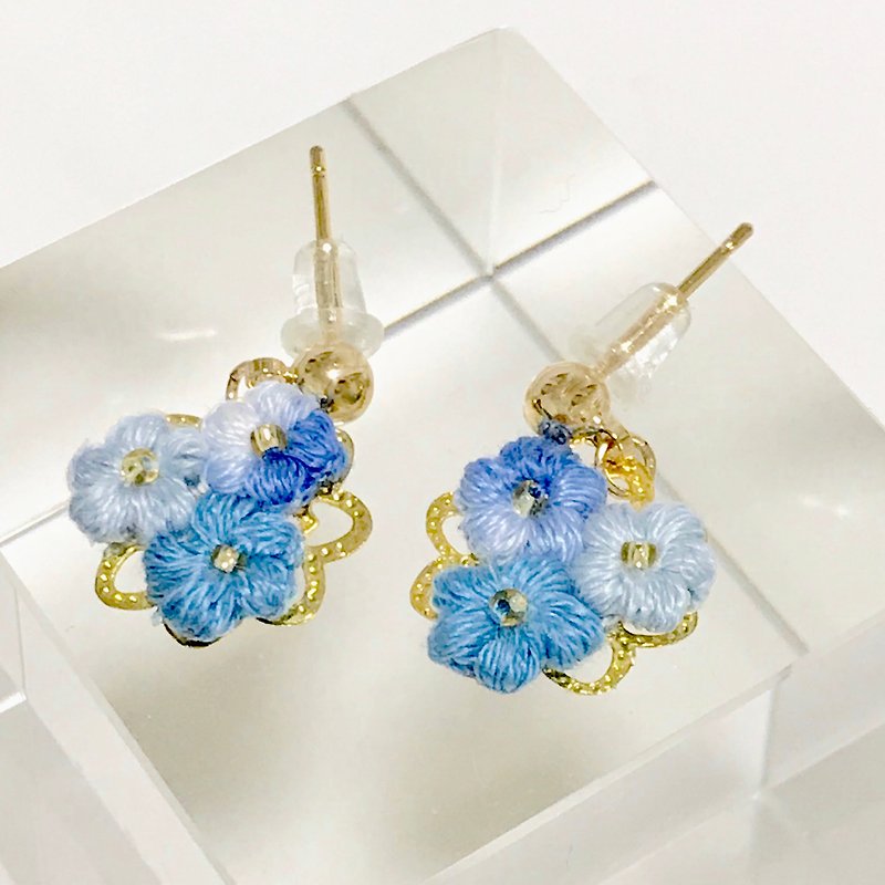 Crochet flower dangle earring - 耳環/耳夾 - 繡線 藍色