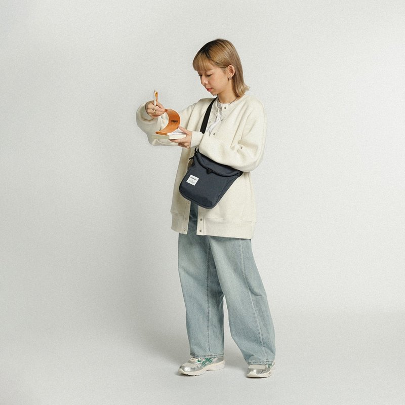 DESI (ECO Edition) All Day Sling Bag, Crossbody Bag Shoulder Bag (Dark Sapphire) - กระเป๋าแมสเซนเจอร์ - วัสดุอีโค สีน้ำเงิน