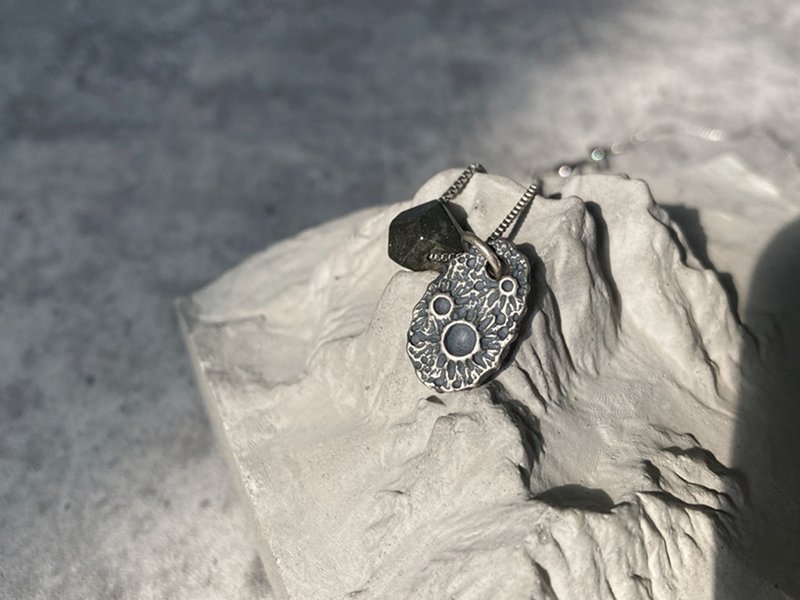 【隕石之光。黃鐵礦、925銀項鏈】復古老件設計|鎖骨鏈系列 - 鎖骨鍊 - 其他材質 灰色