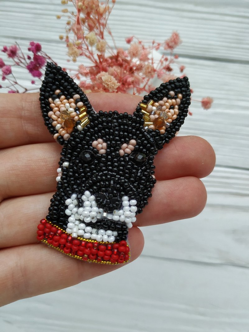 Custom pet portrait brooch. Personalized pet owner dog lover gift. Toy Terrier. - ภาพวาดบุคคล - แก้ว สีดำ