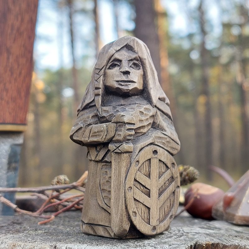 wood statue of shieldmaiden norse notse female warrior figurine - 公仔模型 - 木頭 咖啡色