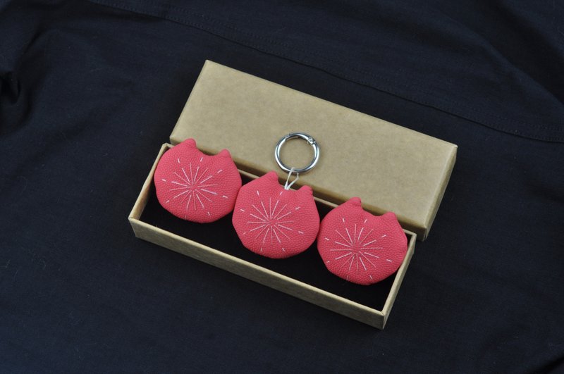手工刺繡花火貓咪飾品3入 冰箱貼 鑰匙扣吊飾 胸針 西瓜紅 - 吊飾 - 人造皮革 紅色