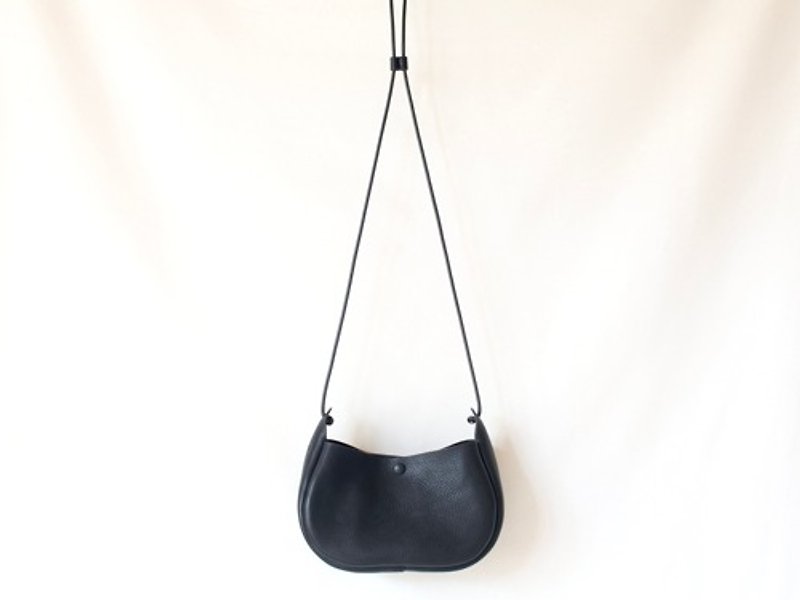 Mini shoulder bag [rita] Black Hand-stitched - กระเป๋าแมสเซนเจอร์ - หนังแท้ สีดำ