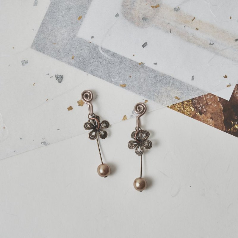 champagne bronze flower comfortable ear clip - ต่างหู - โลหะ สีกากี