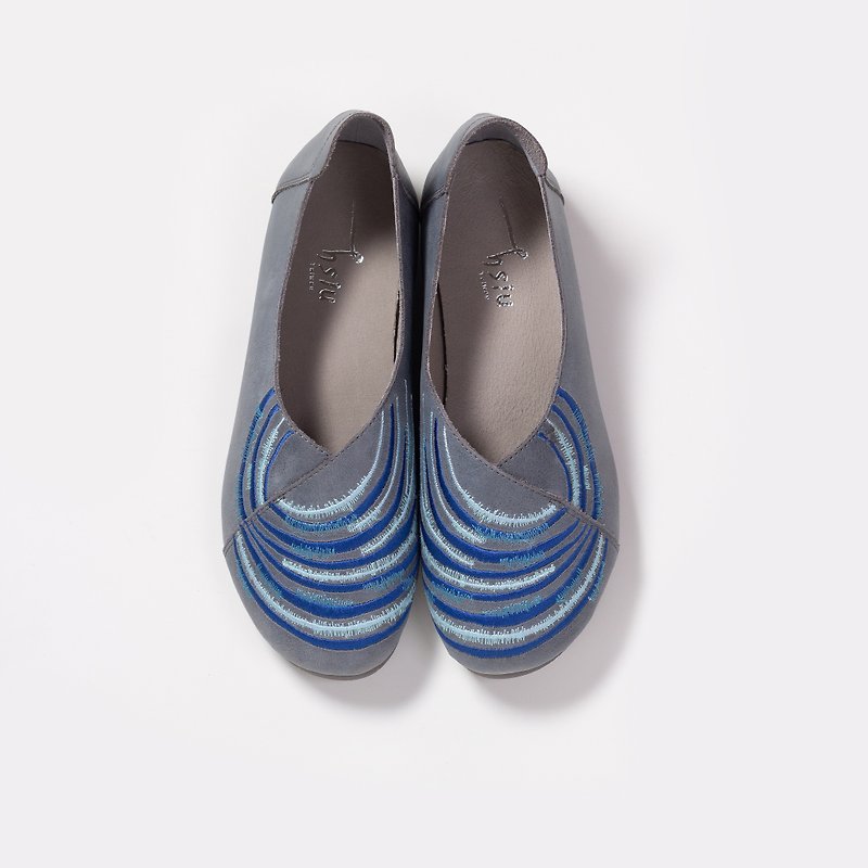 Embroidered walking flat shoes-Gan Lezhong/Qiancaolan - รองเท้าหนังผู้หญิง - หนังแท้ สีน้ำเงิน